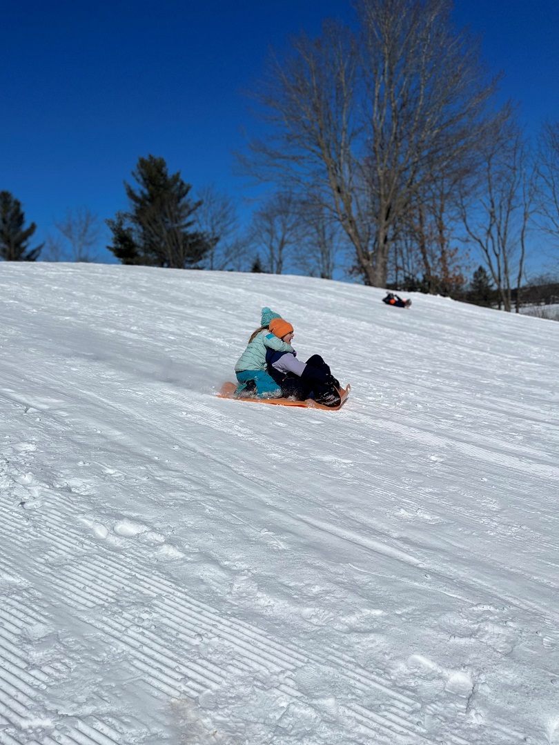 A beautiful day = let's slide on the snow! // Une belle journée = on file glisser sur la neige !