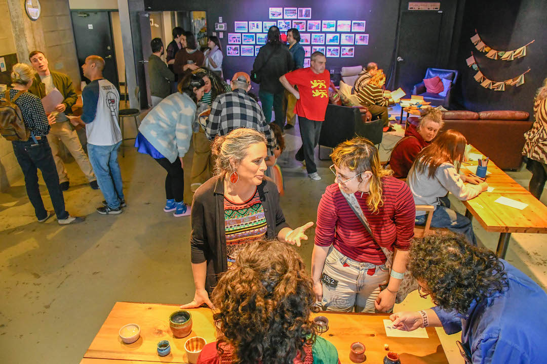 Ni un, ni deux, résidence en art social Tremplin 16-30 & ArtLab. Festival du Doux (2025). Anabelle Brochu & Lysanne Picard // Social art residency.